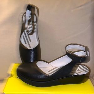 Fly london black closed toe, ankle strap -size 39?